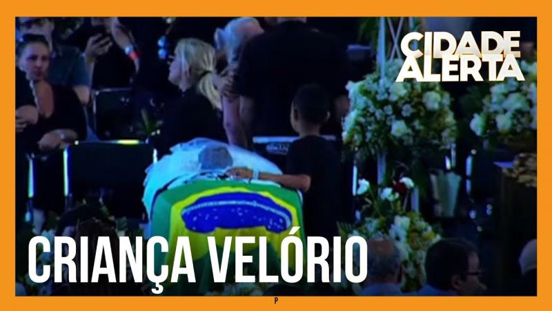 Menino acaricia rosto do Rei Pelé durante velório e comove Bacci