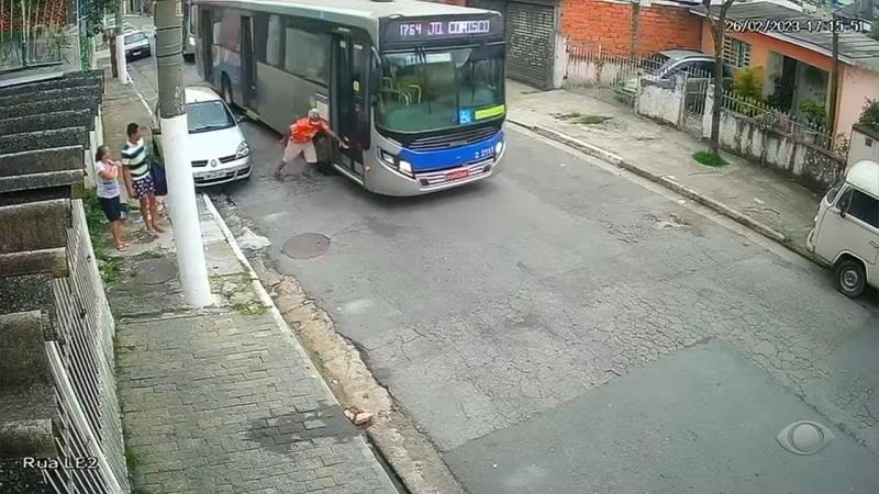 Motorista de ônibus atropela idoso após discussão por máscara