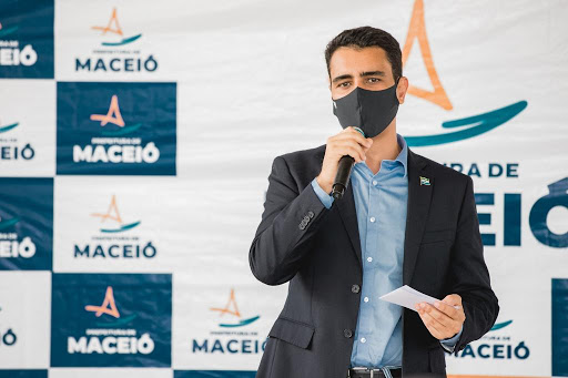 Prefeito JHC entrega totem no Jacintinho