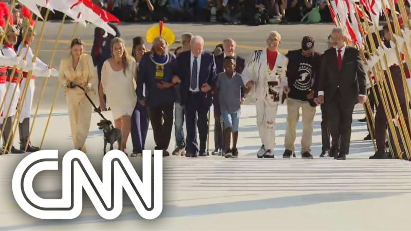 Lula sobre a rampa do Planalto e recebe a faixa presidencial